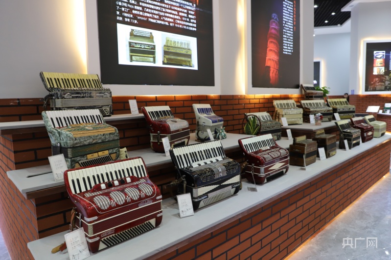 塔城市风琴博物馆展示的手风琴.罗成摄 央广网发