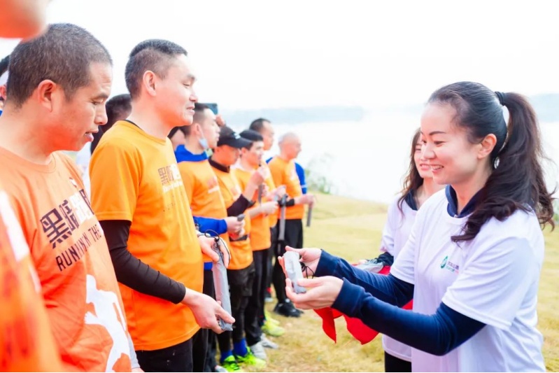 (邦泰集团为视障人士赠送盲杖现场图,邦泰提供,央广网发)