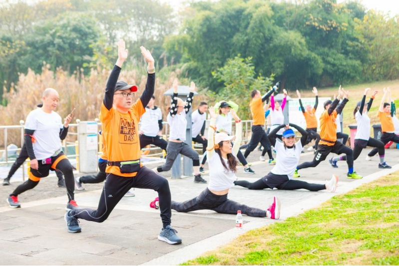 (志愿者与视障人士进行跑前热身活动,邦泰提供,央广网发)