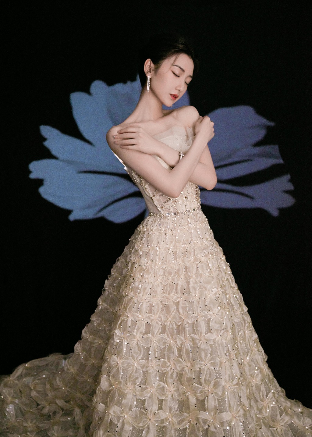 毛晓彤一袭白色流光星钻长裙妆容精致吸睛无数