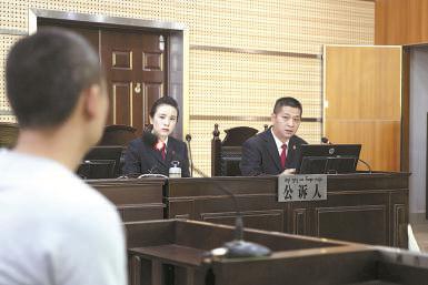 　　玉喃溜出庭公诉景洪市首例“套路贷”案件。 