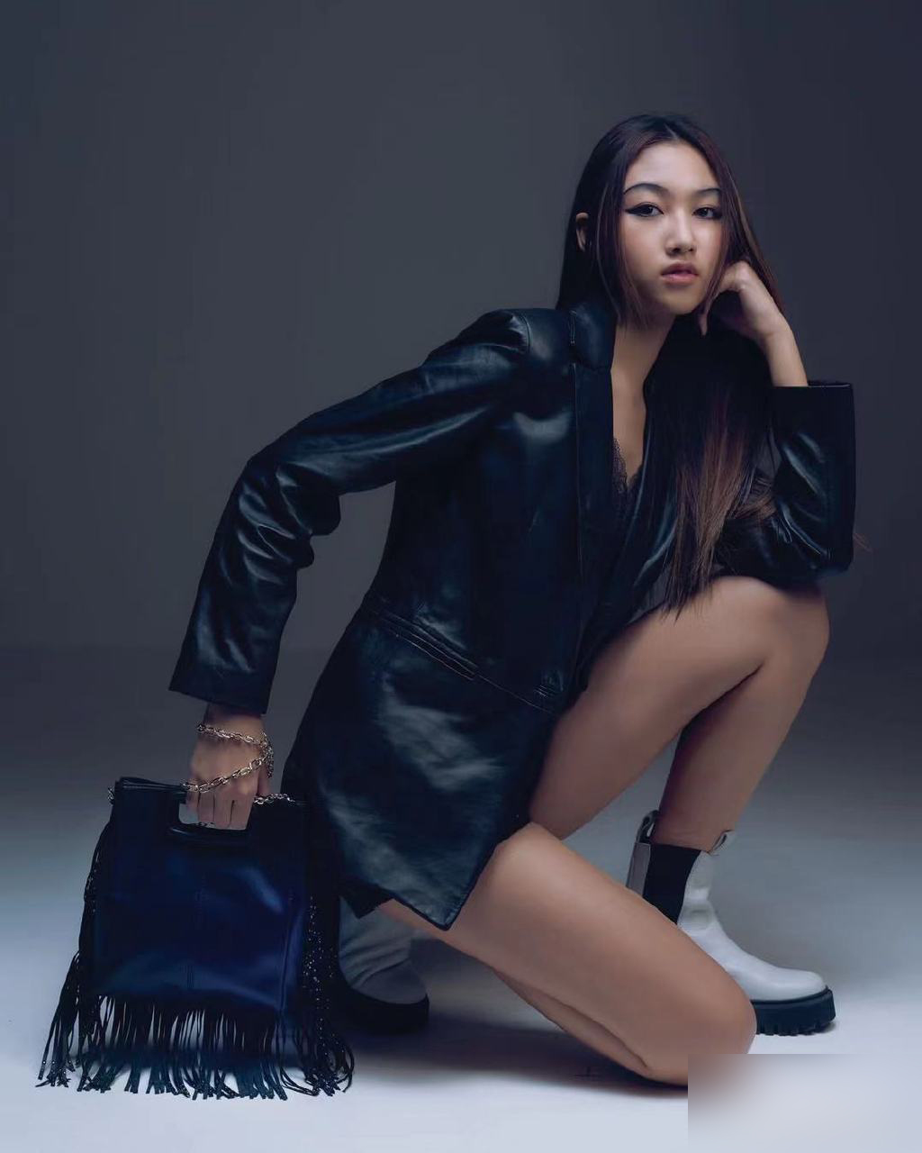 任达华16岁女儿晒杂志写真 穿搭时尚气质不输超模|任达华|穿搭|任晴佳