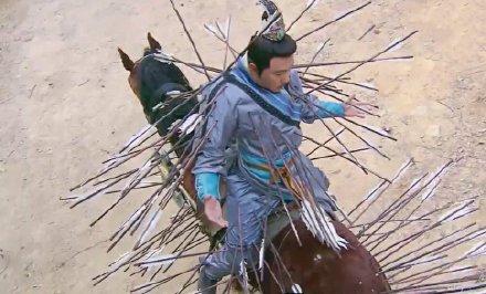 海胆式中箭,弹簧式翻墙,手榴弹炸飞机,影视剧镜头能有多奇葩?