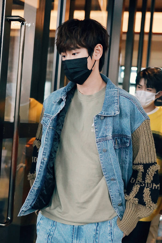 刘彰今日饭拍一身牛仔衣的穿搭帅气随性卷毛插兜