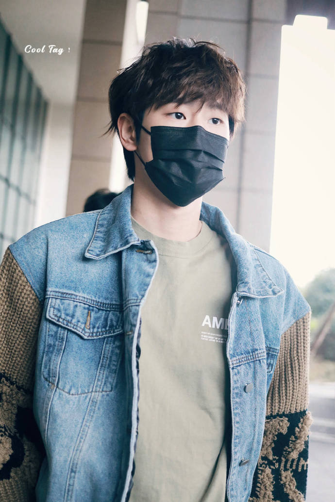 刘彰今日饭拍一身牛仔衣的穿搭帅气随性卷毛插兜