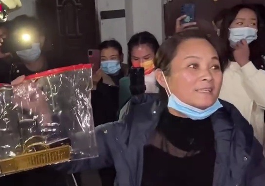 陈亚男母亲讲叙女儿被绑架经过：车子被扎了两个洞，闺女差点受伤休闲区蓝鸢梦想 - Www.slyday.coM