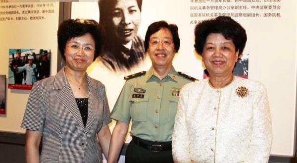 她是曾山的妻子曾任妇女部部长三子是少将小女也是少将