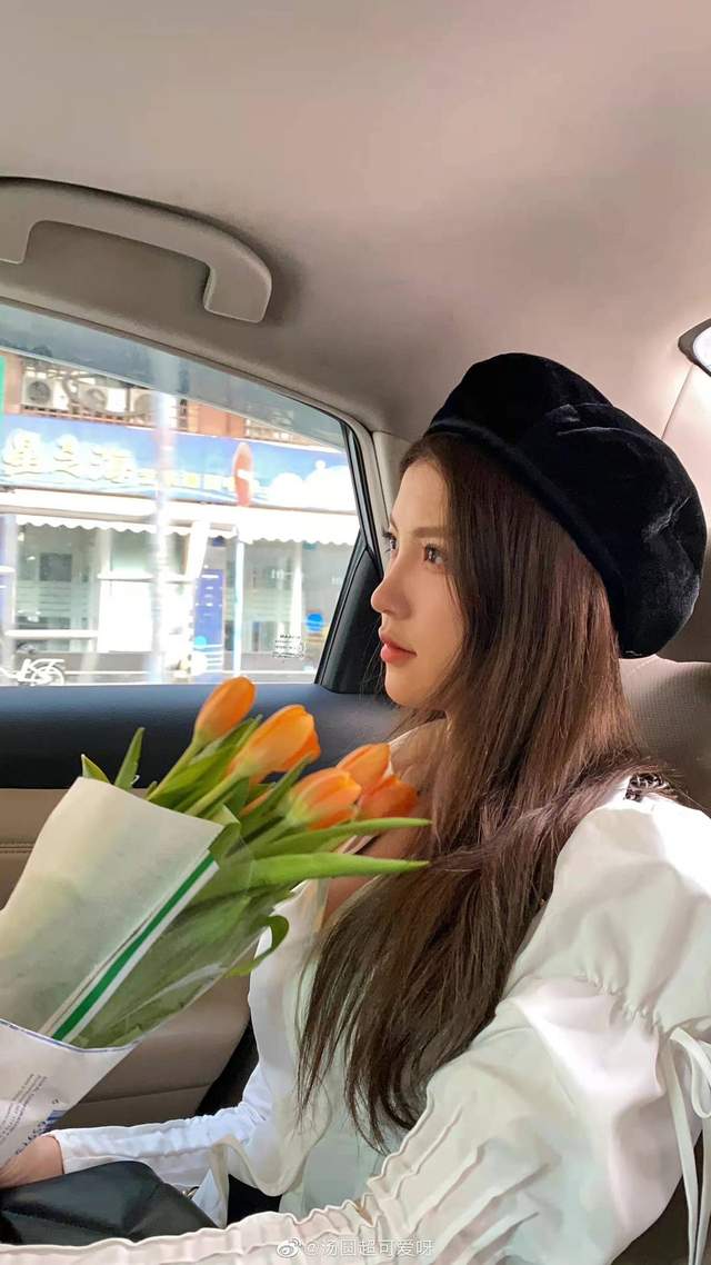 犹记得今年年初虎牙直播星盛典的时候,不求人就携汤圆一起走红毯,面对