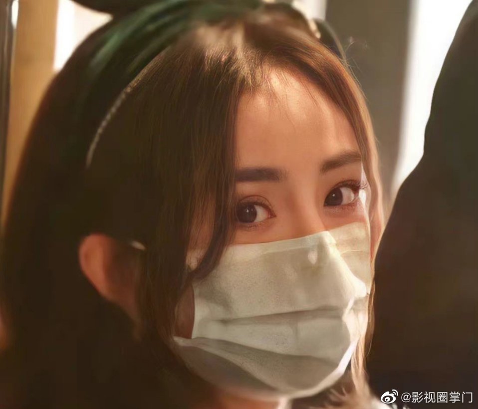 幂幂的眼睛太好看了吧 ,戴着口罩也遮不住杨幂的美貌