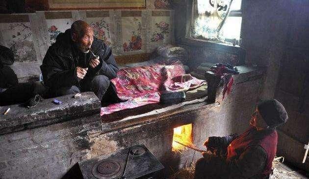 东北农村冬天大炕头夜里全家人都挤在一起睡觉南方人不理解