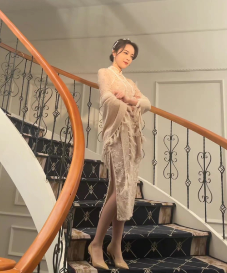 lpl女主持余霜出新照披巾高开叉旗袍气质提升1个档次