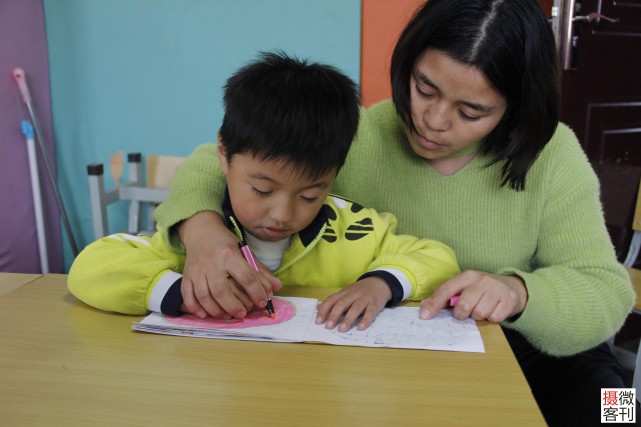 为救儿子，单亲妈妈每天足疗店打工凌晨回家：家中能卖的全卖完了休闲区蓝鸢梦想 - Www.slyday.coM