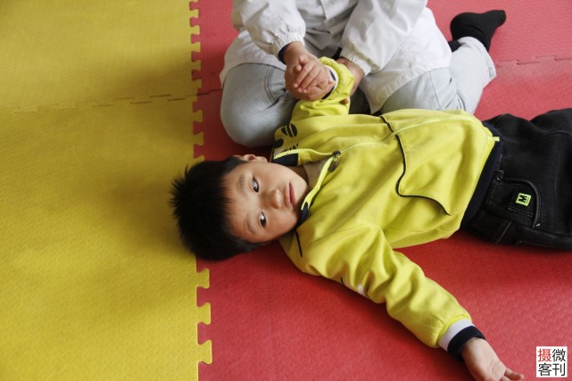 为救儿子，单亲妈妈每天足疗店打工凌晨回家：家中能卖的全卖完了休闲区蓝鸢梦想 - Www.slyday.coM