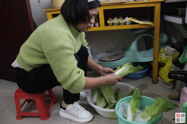 为救儿子，单亲妈妈每天足疗店打工凌晨回家：家中能卖的全卖完了休闲区蓝鸢梦想 - Www.slyday.coM