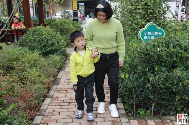 为救儿子，单亲妈妈每天足疗店打工凌晨回家：家中能卖的全卖完了休闲区蓝鸢梦想 - Www.slyday.coM