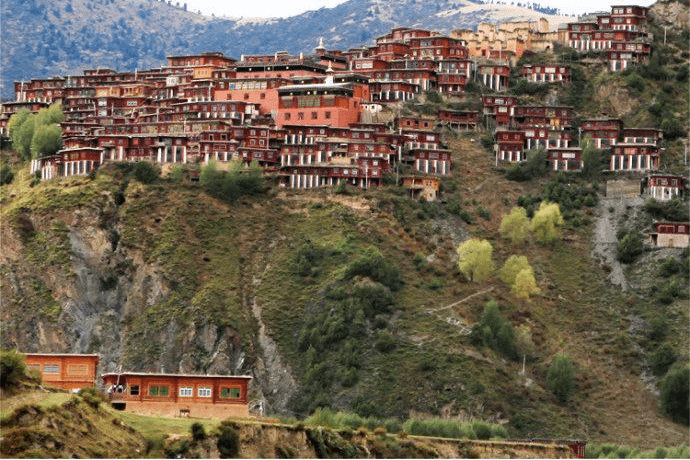 已故两世钦哲活佛曾任藏地大小头人的上师,受其敬爱,而享有极大权力