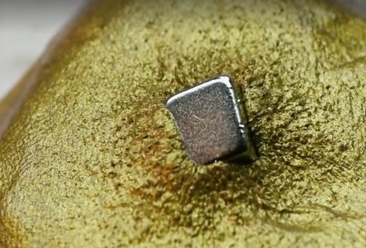 男子把强力磁铁放在黄金上接下来神奇的画面发生了