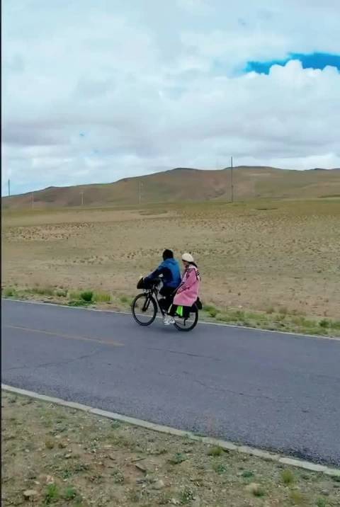 一位非常有名的90后阿秋,带着梦想骑行