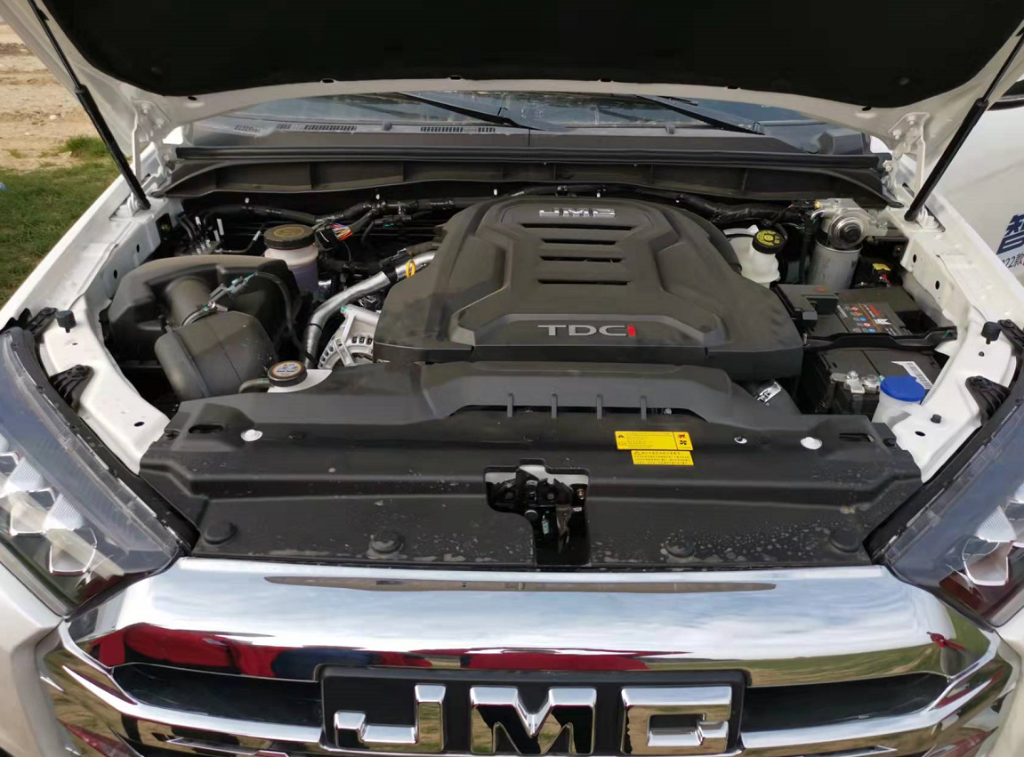 与福特发动机匹配的是世界级的采埃孚8at变速箱,这套动力组合能够保证