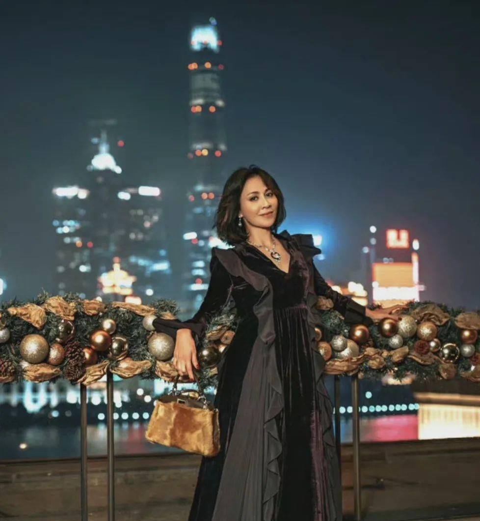 56岁刘嘉玲大搞生日宴上海名媛盛装出席梁朝伟合影一脸无奈