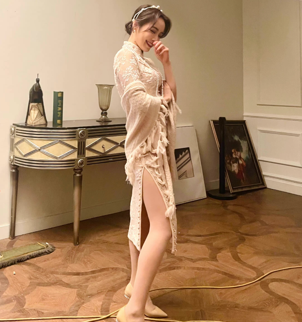 lpl女主持余霜出新照披巾高开叉旗袍气质提升1个档次