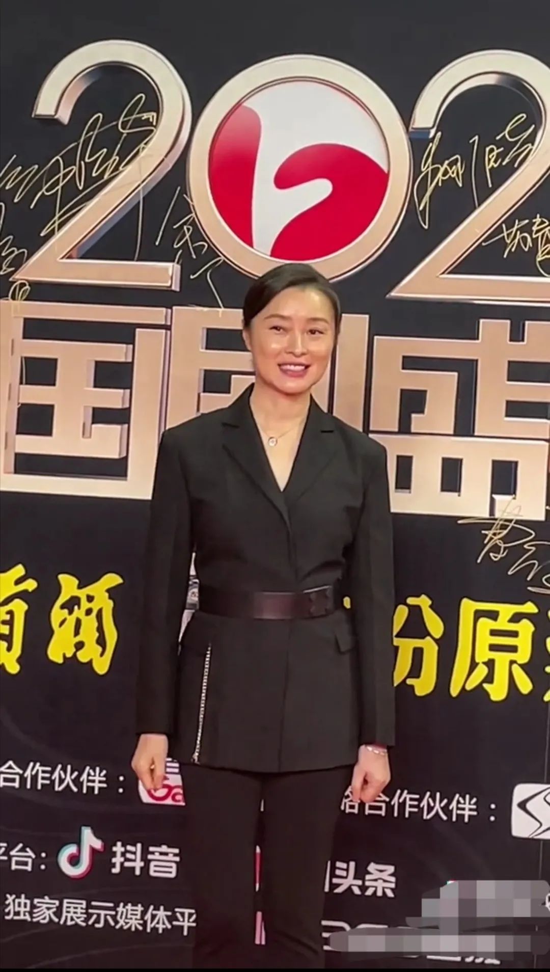 吴越穿平底鞋走红毯打扮朴素但看着舒服气质淡雅温婉如玉