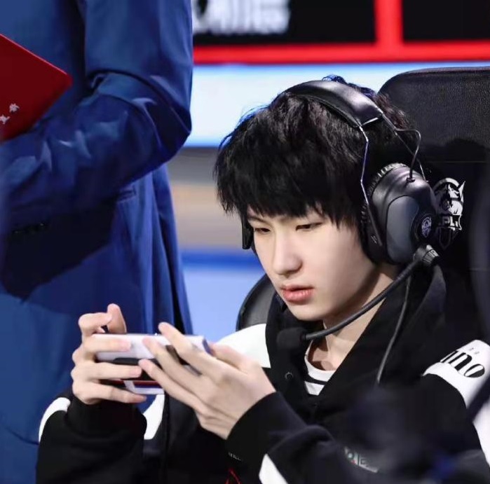 kpl:ag牺牲久诚猫神,把票全投给一诺,只为反超edg冠军辅助?