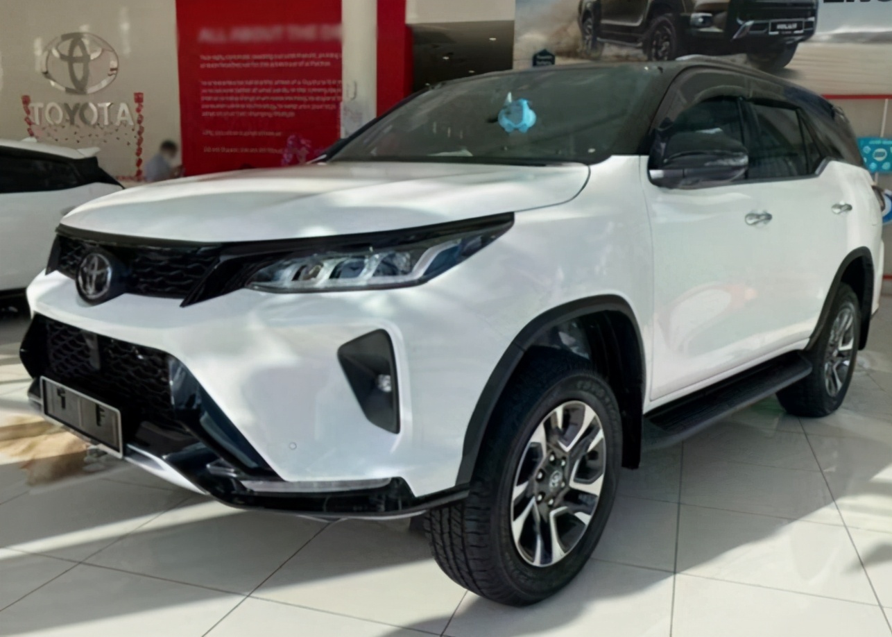 2022款丰田奔跑者实拍,双色车身更年轻,配差速锁四驱,要国产?