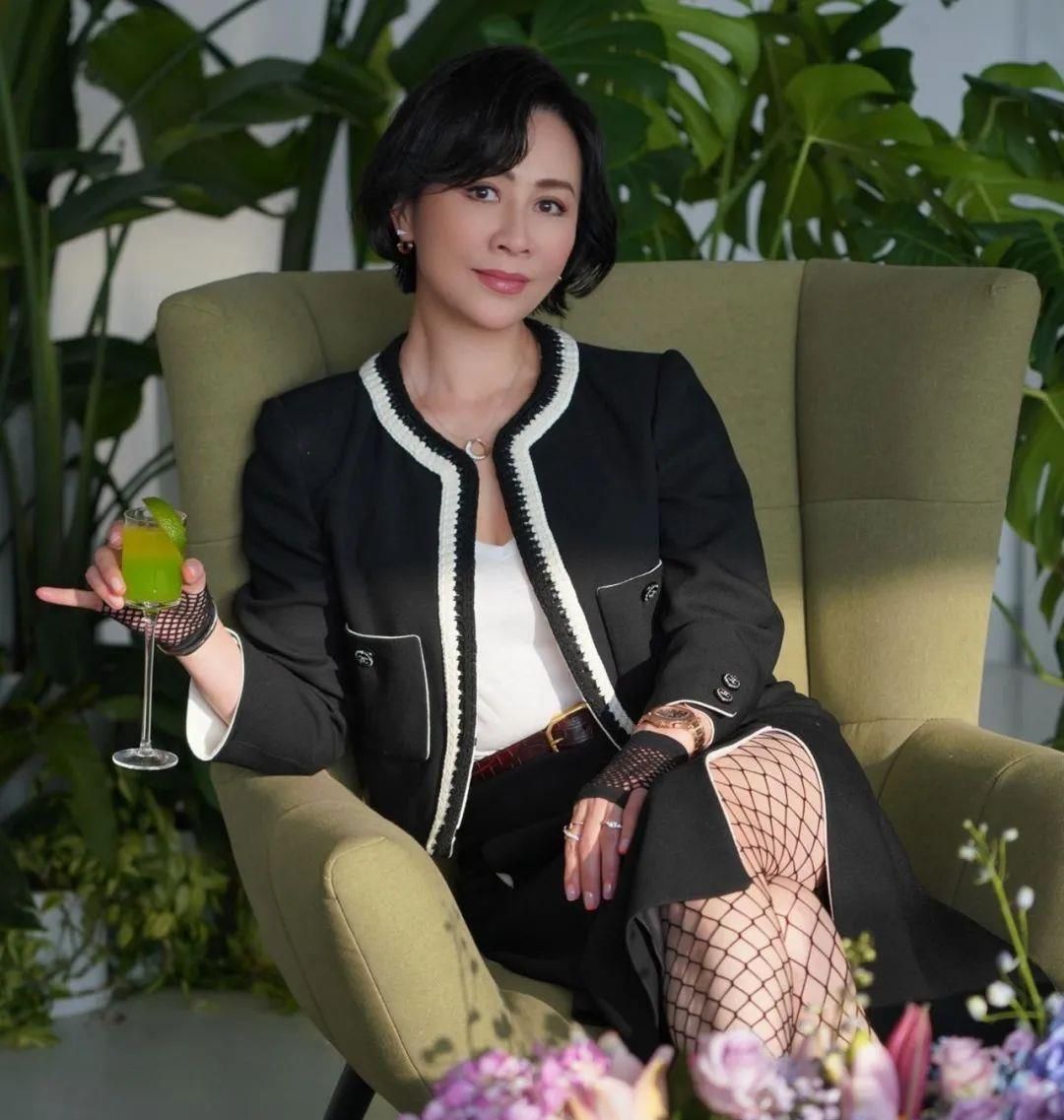 56岁刘嘉玲大搞生日宴上海名媛盛装出席梁朝伟合影一脸无奈