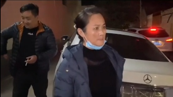 陈亚男母亲讲叙女儿被绑架经过：车子被扎了两个洞，闺女差点受伤休闲区蓝鸢梦想 - Www.slyday.coM