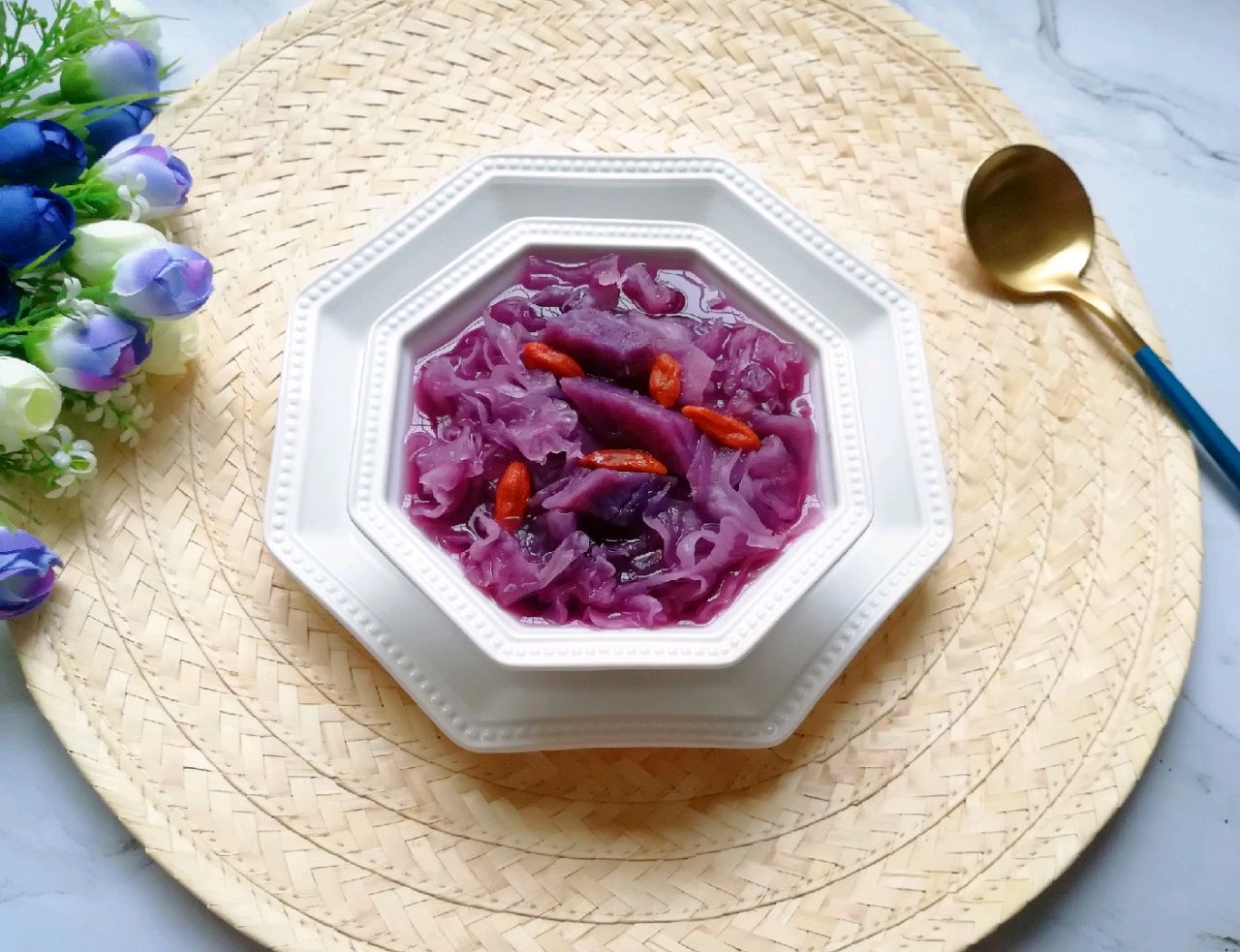 适合女人喝紫薯银耳汤清甜滋润营养丰富很适合冬天