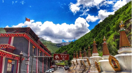 萨迦派更庆寺位于德格县城(更庆镇)文化街东端,于明正统十三年(1448)