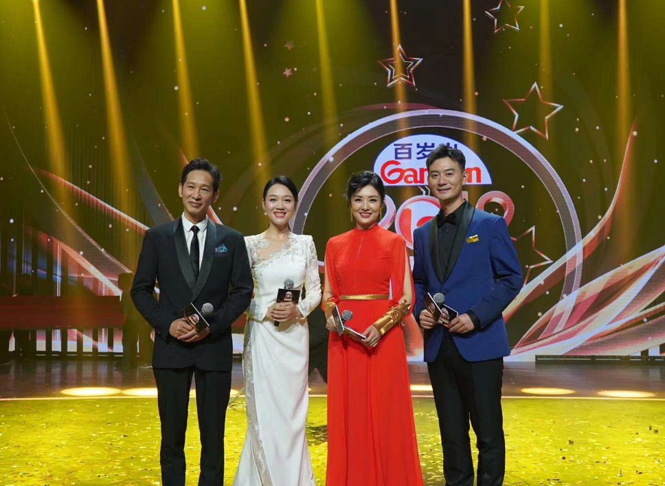 国剧盛典红毯主持人惹笑邓萃雯给刘涛改姓忽略黎耀祥