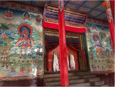 依据菩马彭措1846年编纂的《宗萨寺历史》记载:"宗萨寺有超过一千一