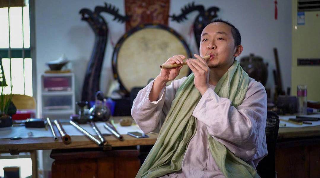 扬子面对面 中国首位古龠演奏非遗传承人 于东波：带你穿越9000年的时空_新浪新闻