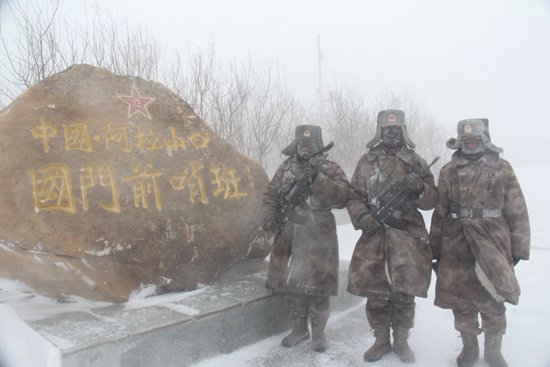 &nbsp;&nbsp;&nbsp;&nbsp;阿拉山口边防连官兵在寒风中站岗.