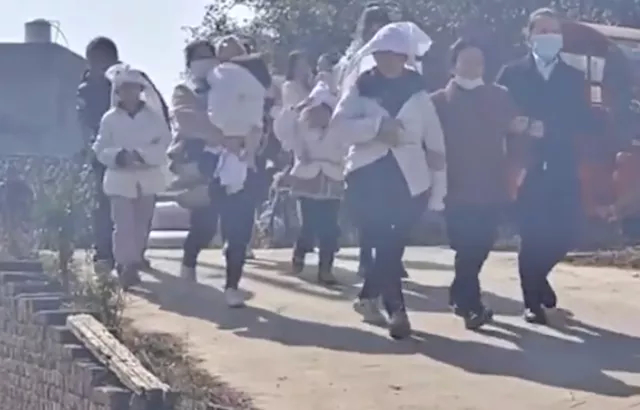 江西一对夫妻意外身亡，留下8个孩子！休闲区蓝鸢梦想 - Www.slyday.coM