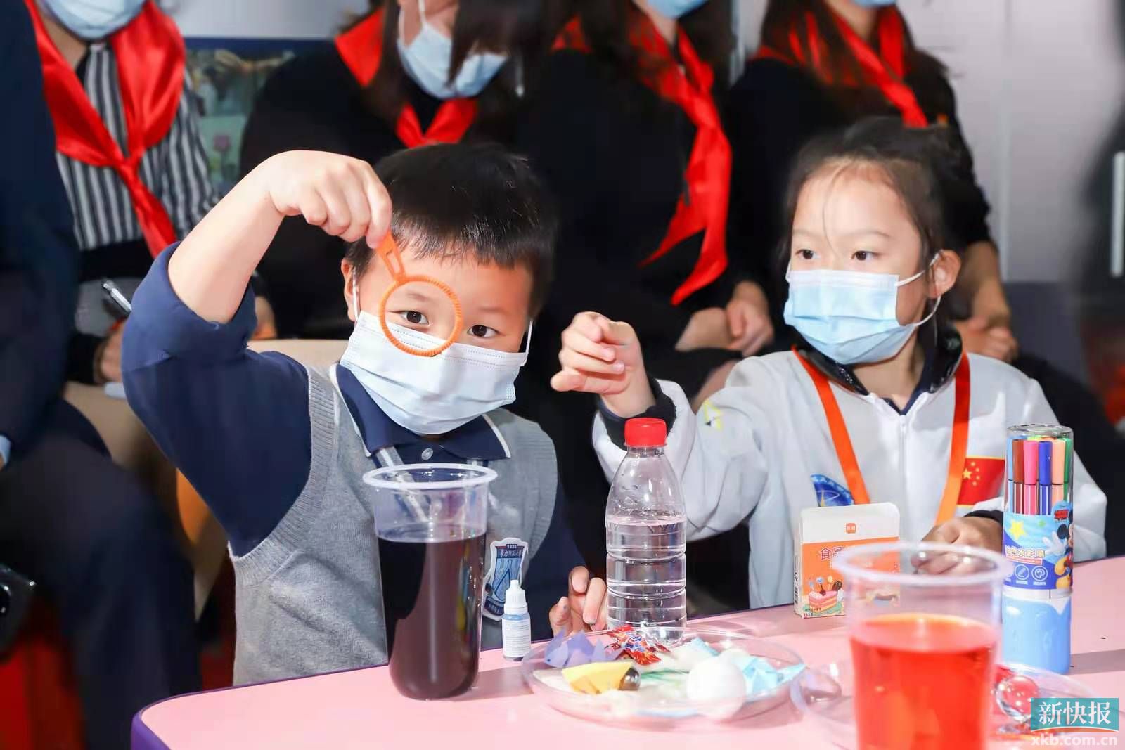 同步“天宫课堂”第一课，广东科学中心举办地面实验小课堂休闲区蓝鸢梦想 - Www.slyday.coM