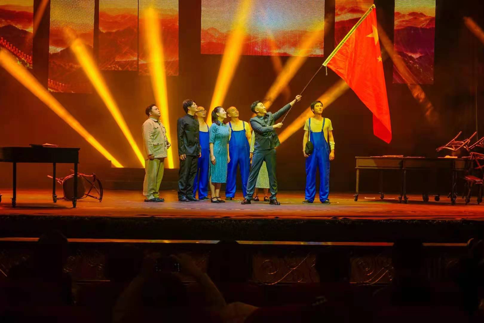 创新开展文艺党史系列活动话剧红色汕头首演成功