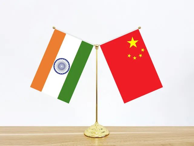 中印两国国旗 图源：视觉中国