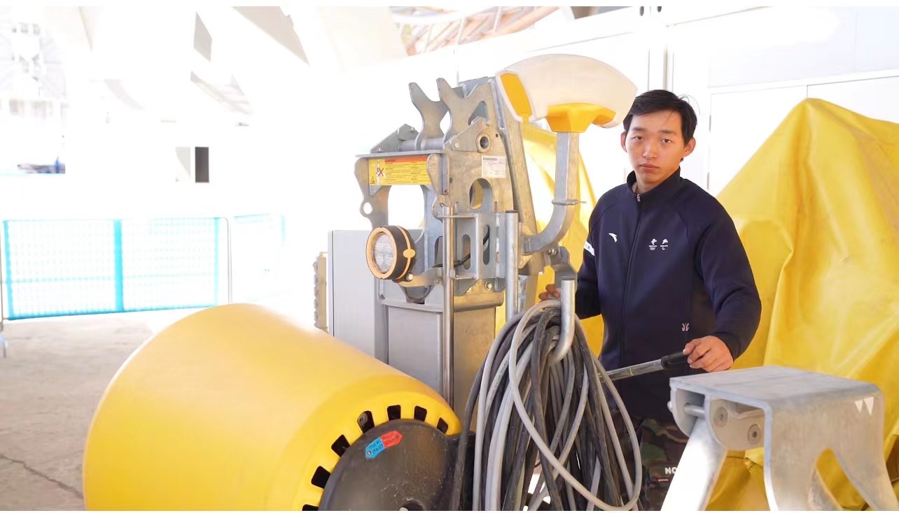 造雪枪造雪炮准备就位首钢滑雪大跳台将于一周内启动造雪