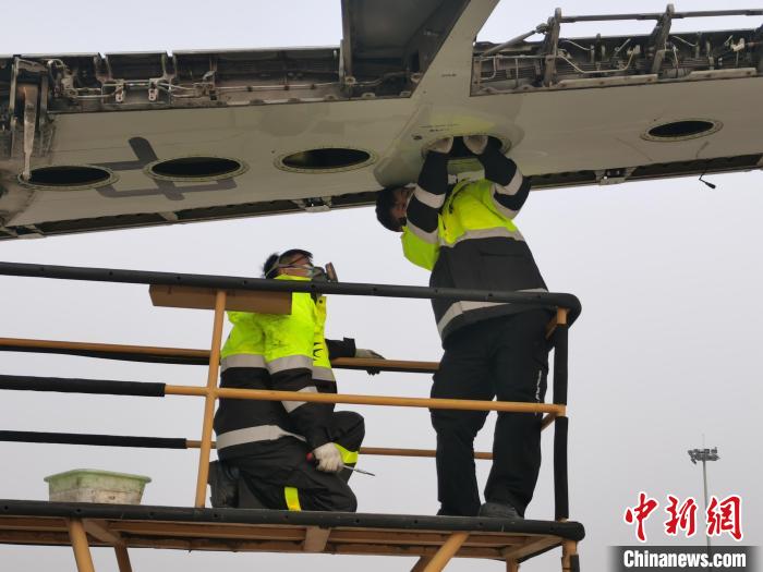 东航技术公司安徽分公司的员工们忙着拆解一架空客A320飞机。　张强 摄