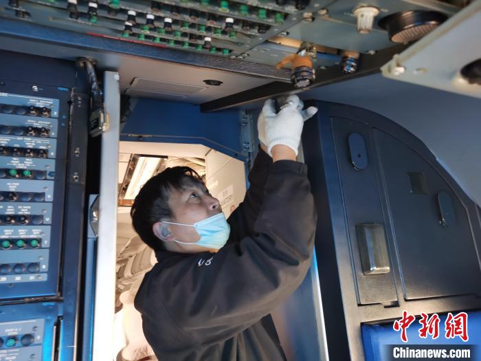 东航技术公司安徽分公司的员工在拆解空客A320飞机。　张强 摄