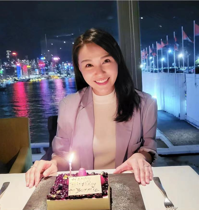 港星黄颖君转行做公务员曝面试压力大月薪5万告别tvb已上岗