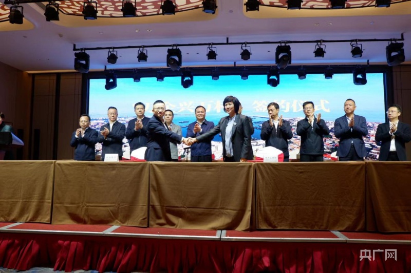 泉州市领导宿利南,陈辉宗,朱启平参加活动.