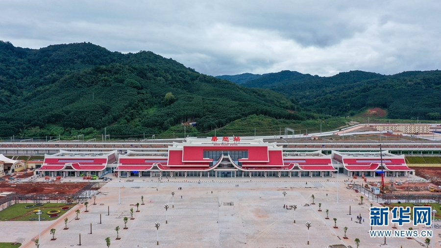 飞阅中老铁路磨憨站亦站亦景的边境口岸站