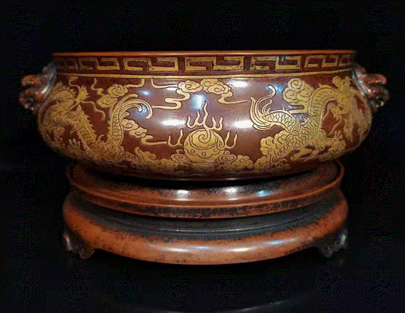 仿明精铸紫铜胎鎏金双龙戏珠纹狮首耳炉（企业供图，央广网发）