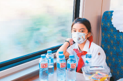 12月3日，老挝中老友好农冰村小学学生乘坐从万象始发的“澜沧号”动车组列车。刘艾伦摄（新华社发）