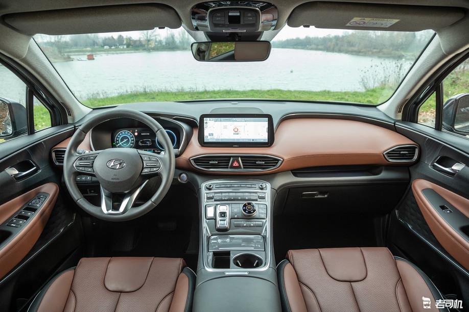 海外版新胜达内饰布局变化主要在中控t字区域,大量物理按键集成的地台