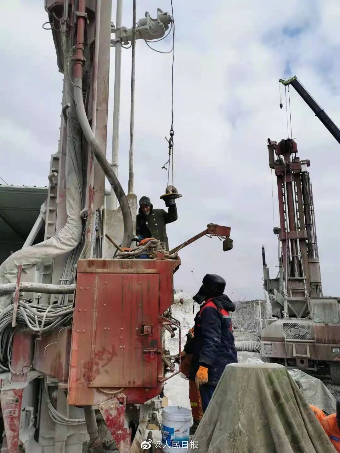 栖霞救援现场,向井下矿工投放腊八粥